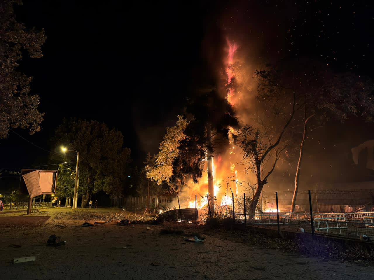 Разрушенные дома в Киеве, массированный налет на Кривой Рог: все о последствиях атаки РФ